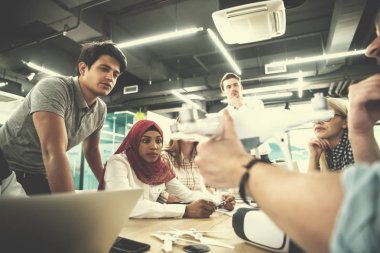 Çok ırklı iş adamları İHA teknolojisini öğreniyor