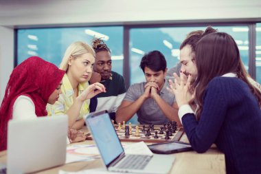 Satranç oynayan çok ırklı iş adamları grubu