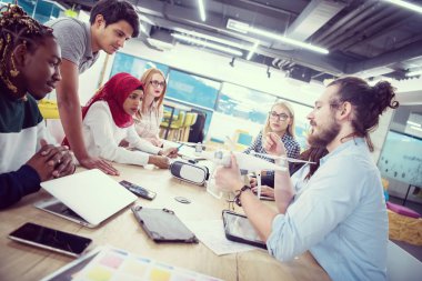 Çok ırklı iş adamları İHA teknolojisini öğreniyor