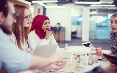 Çok ırklı iş adamları İHA teknolojisini öğreniyor