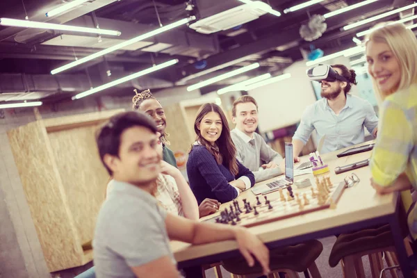 Jeune équipe d'entreprises multiethniques utilisant un casque de réalité virtuelle — Photo