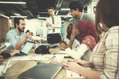 Çok ırklı iş adamları İHA teknolojisini öğreniyor