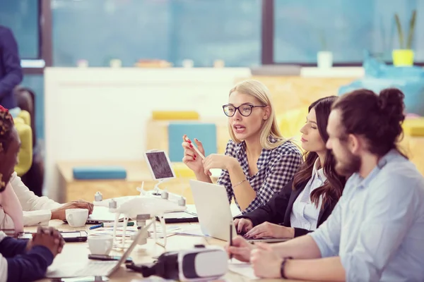 Multietnisk business team lära sig om drönare teknik — Stockfoto