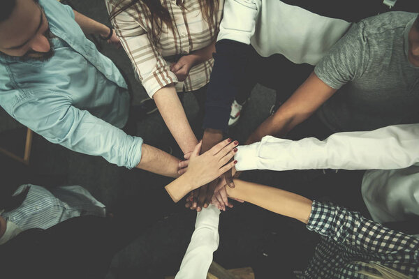 Groupe multiethnique de jeunes entrepreneurs célébrant le succès — Photo