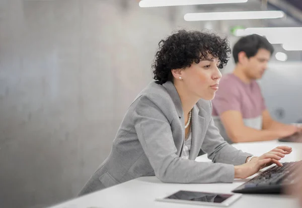 Kvinnlig programutvecklare med hjälp av stationär dator — Stockfoto