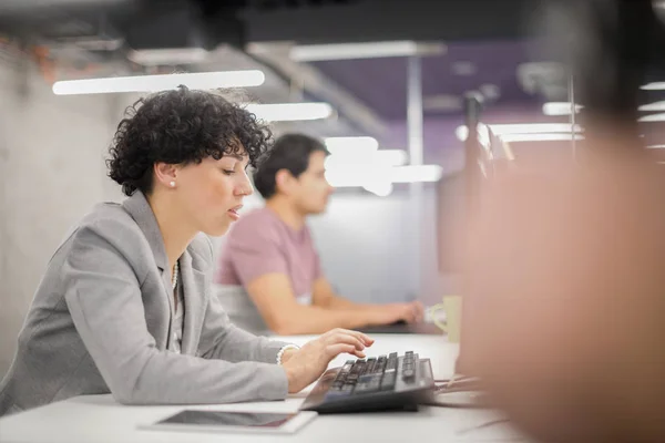 Female software developer using desktop computer — Stock Photo, Image