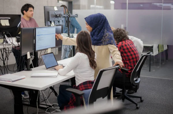 Equipo multiétnico de desarrolladores de software que trabajan juntos —  Fotos de Stock