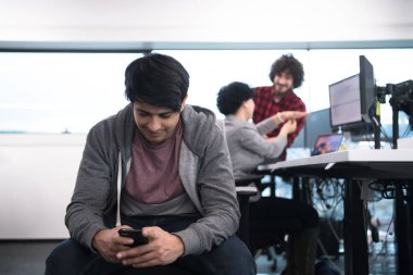 Cep telefonu kullanan yazılım geliştiricisi