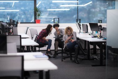 cep telefonu kullanan kadın yazılım geliştiricileri