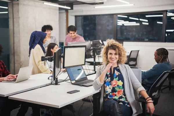 Portret van jonge vrouwelijke software ontwikkelaar — Stockfoto