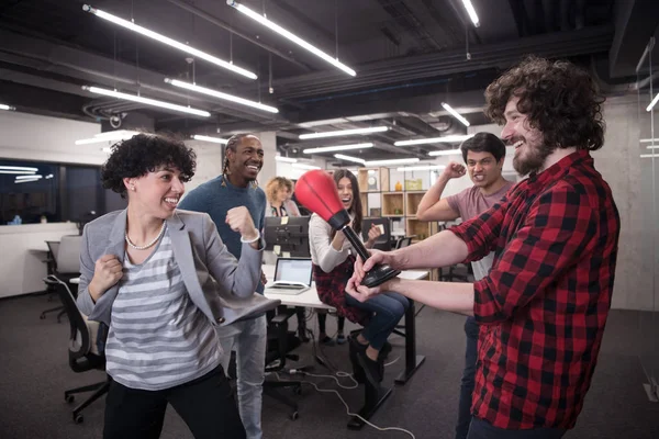 Multi-etnische business team boksen op kantoor — Stockfoto