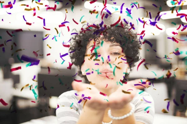 Vrouwelijke softwareontwikkelaar waait confetti — Stockfoto