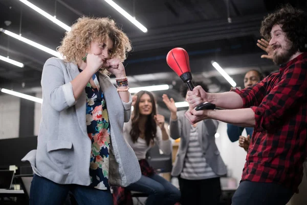 Équipe d'affaires multiethnique boxe au bureau — Photo