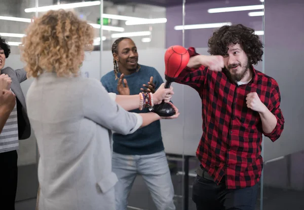 Többnemzetiségű üzleti csapat boksz az irodában — Stock Fotó