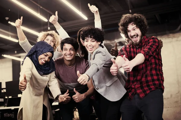 Retrato del equipo empresarial joven multiétnico emocionado — Foto de Stock