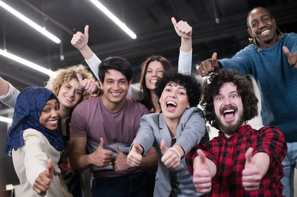 Retrato del equipo empresarial joven multiétnico emocionado — Foto de Stock