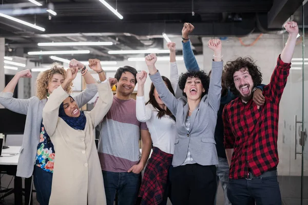 Retrato del equipo empresarial joven multiétnico emocionado — Foto de Stock