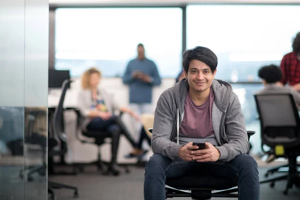 Software-Entwickler mit Mobiltelefon — Stockfoto