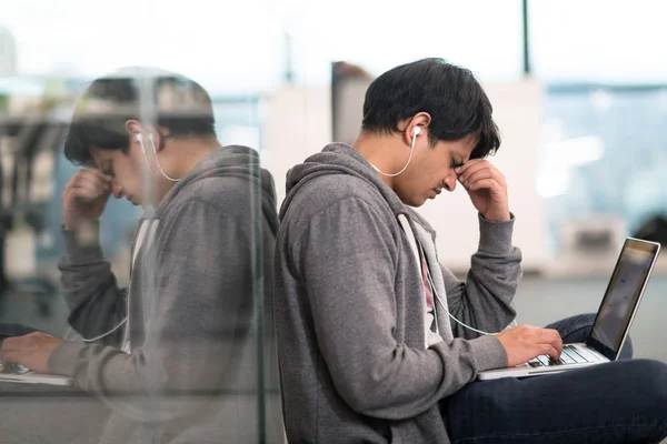 Software developer working on the floor — Stock Photo, Image