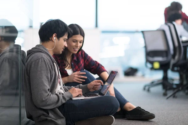 Softwareentwicklerpaar arbeitet auf dem Fußboden — Stockfoto