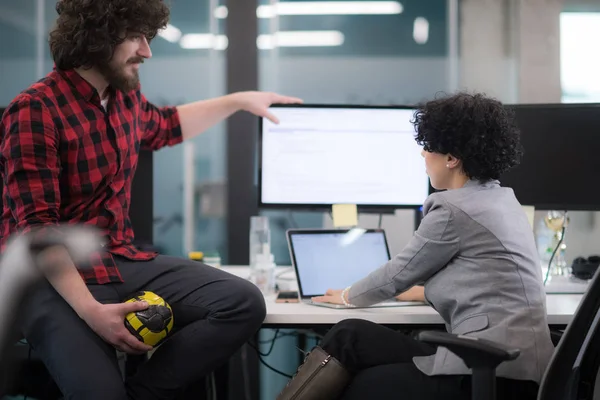 Software-Entwickler-Paar schreibt Programmiercode — Stockfoto