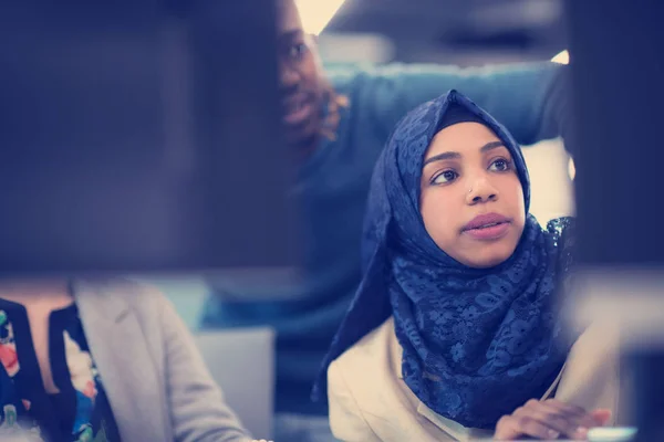Preto muçulmano feminino desenvolvedor de software no trabalho — Fotografia de Stock