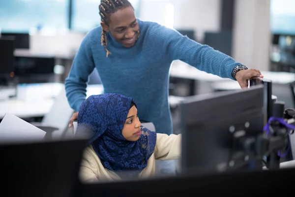 Mladý černý muslim žena software developer v práci — Stock fotografie