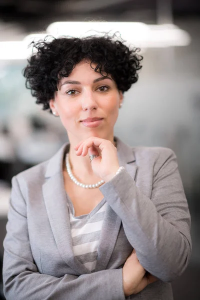 Retrato del exitoso desarrollador de software femenino — Foto de Stock