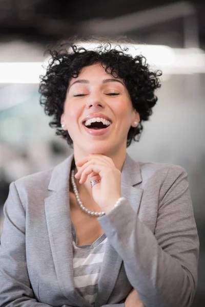 Retrato de desenvolvedor de software feminino de sucesso — Fotografia de Stock