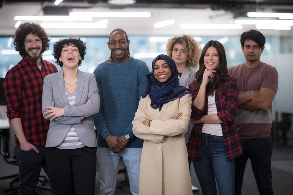 Retrato del equipo empresarial joven multiétnico emocionado — Foto de Stock