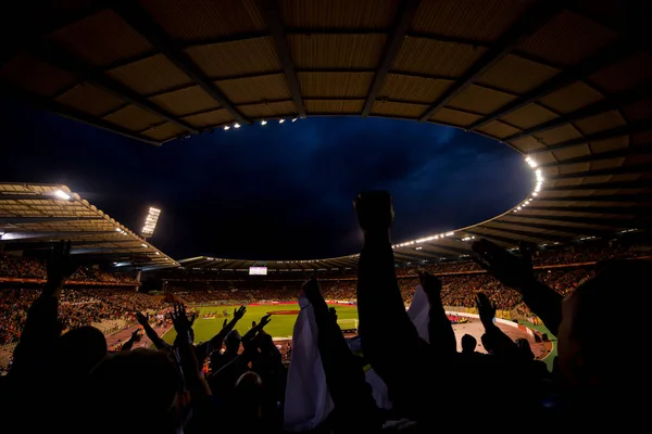 Fußballfans unterstützen ihre Lieblingsmannschaft — Stockfoto