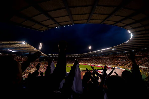 Fãs de futebol apoiam sua equipe esportiva favorita — Fotografia de Stock