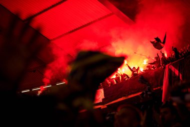 Futbol holiganlar yangında meşaleler tutan maskesi