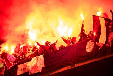 Futbol holiganlar yangında meşaleler tutan maskesi