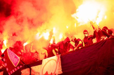 Futbol holiganlar yangında meşaleler tutan maskesi