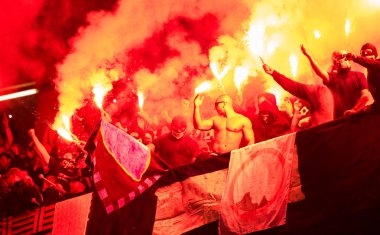Futbol holiganlar yangında meşaleler tutan maskesi