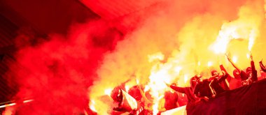 Futbol holiganlar yangında meşaleler tutan maskesi
