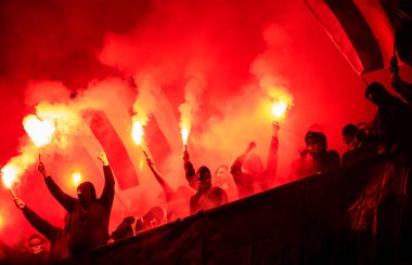 Futbol holiganlar yangında meşaleler tutan maskesi