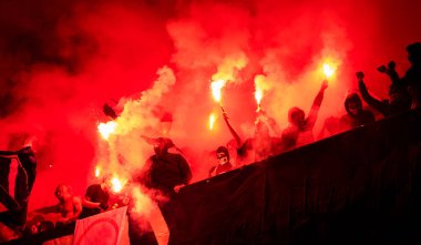 Futbol holiganlar yangında meşaleler tutan maskesi