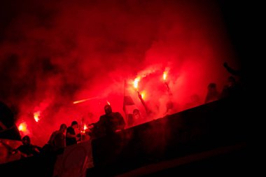 Futbol holiganlar yangında meşaleler tutan maskesi