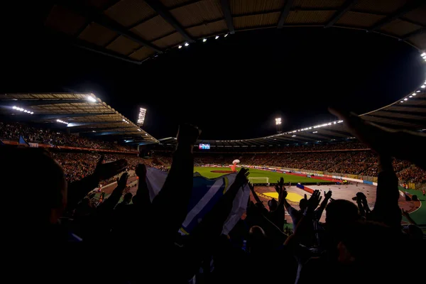 Fußballfans unterstützen ihre Lieblingsmannschaft — Stockfoto