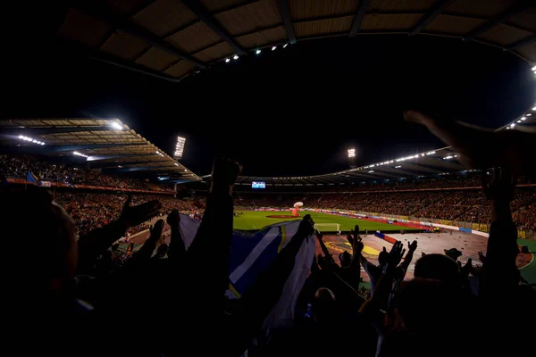 Les fans de football soutiennent leur équipe sportive préférée — Photo