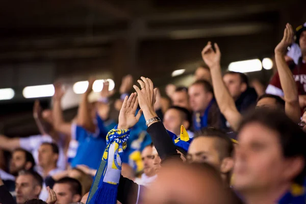 Fãs de futebol mãos batendo palmas enquanto apoiam sua equipe — Fotografia de Stock