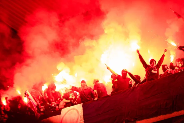 Hooligans de football avec masque tenant des torches dans le feu — Photo