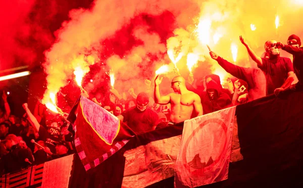 Futball huligánok-maszk fáklyák lévő tűz — Stock Fotó