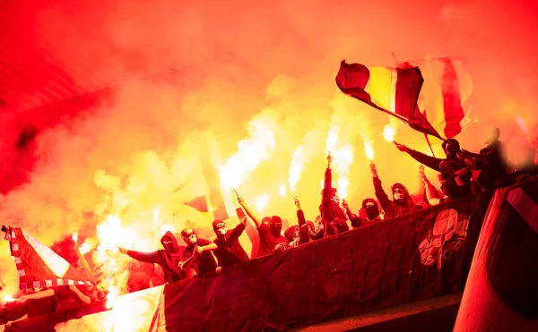 Hooligans de futebol com máscara segurando tochas no fogo — Fotografia de Stock