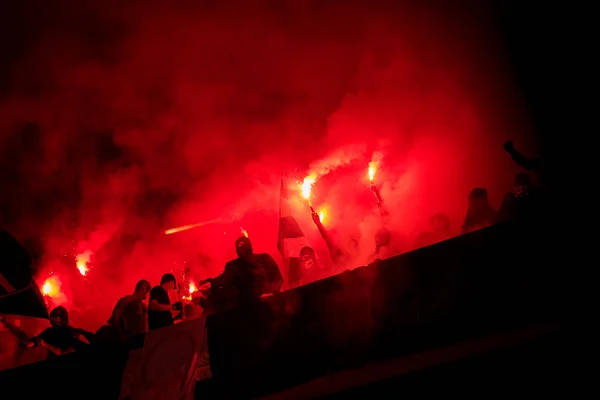 Hooligans de futebol com máscara segurando tochas no fogo — Fotografia de Stock