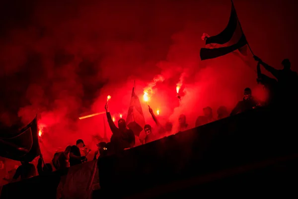 Futbol holiganlar yangında meşaleler tutan maskesi — Stok fotoğraf
