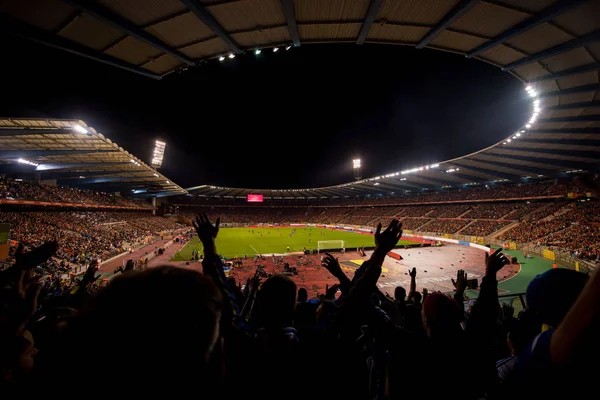 Voetbalfans hun favoriete sportteam te ondersteunen — Stockfoto