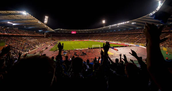 Les fans de football soutiennent leur équipe sportive préférée — Photo